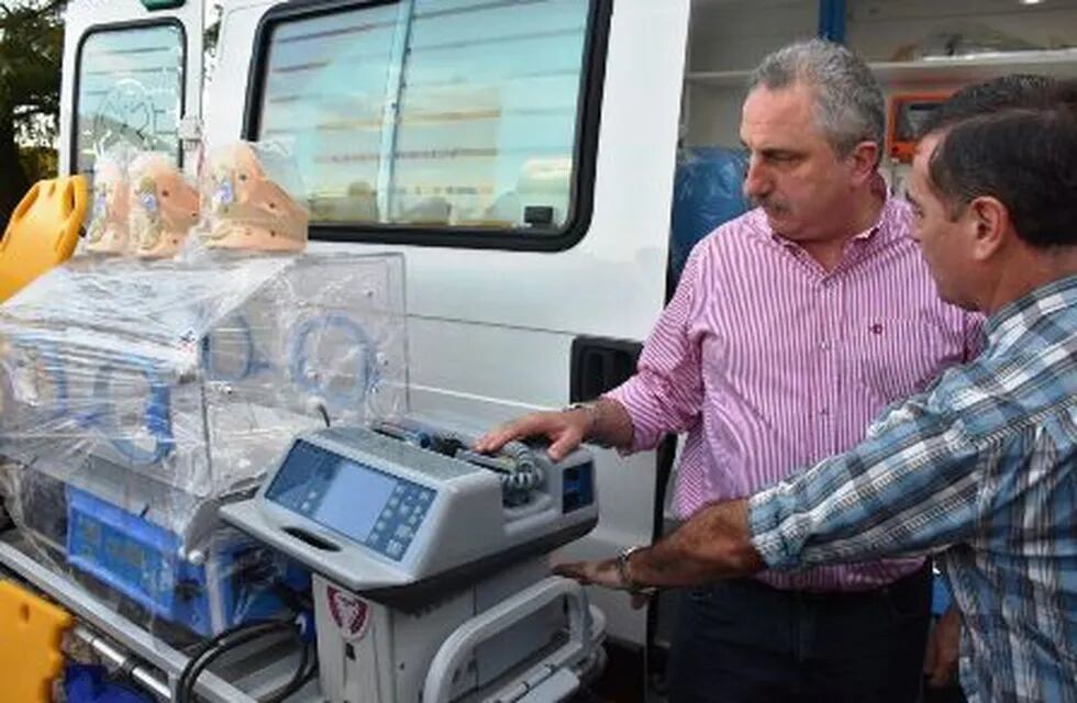 El gobernador de Misiones Hugo Passalacqua hizo entrega de nuevas ambulancias para hospitales provinciales.