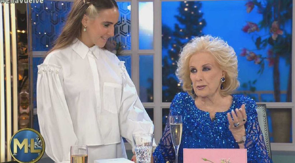 Ámbar de Benedictis, hija de Juana Viale, junto a Mirtha Legrand.