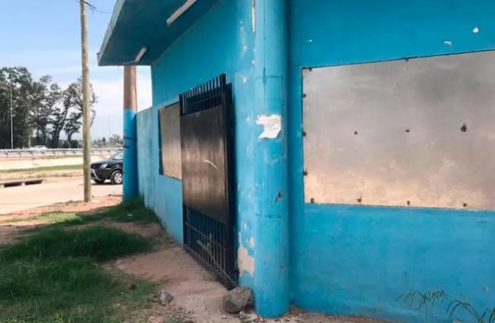 En barrio Los Robles, un policía reforzó con chapas las aberturas de su casa por la inseguridad. (El Doce TV)