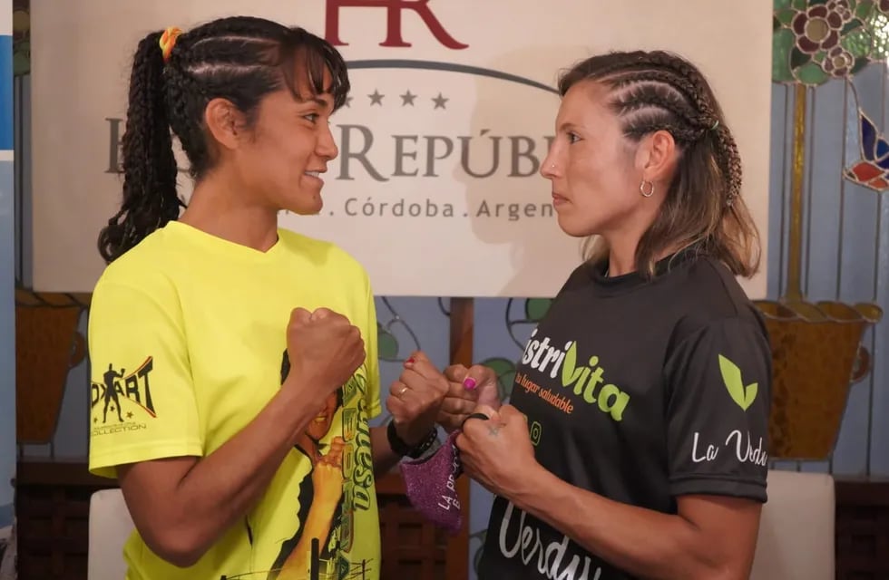 Juliana Basualdo, de remera oscura, junto a su rival Vanesa Taborda, en la presentación de la pelea.