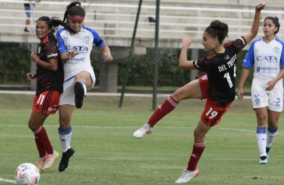 River Plate goleó a Godoy Cruz pro la Copa Federal del fútbol femenino. Gol de Martina del Trecco para River.