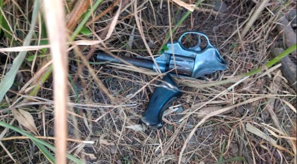 Arma encontrada, sobre la Ruta 305, en El Colmenar. Foto: Ministerio Publico Fiscal.
