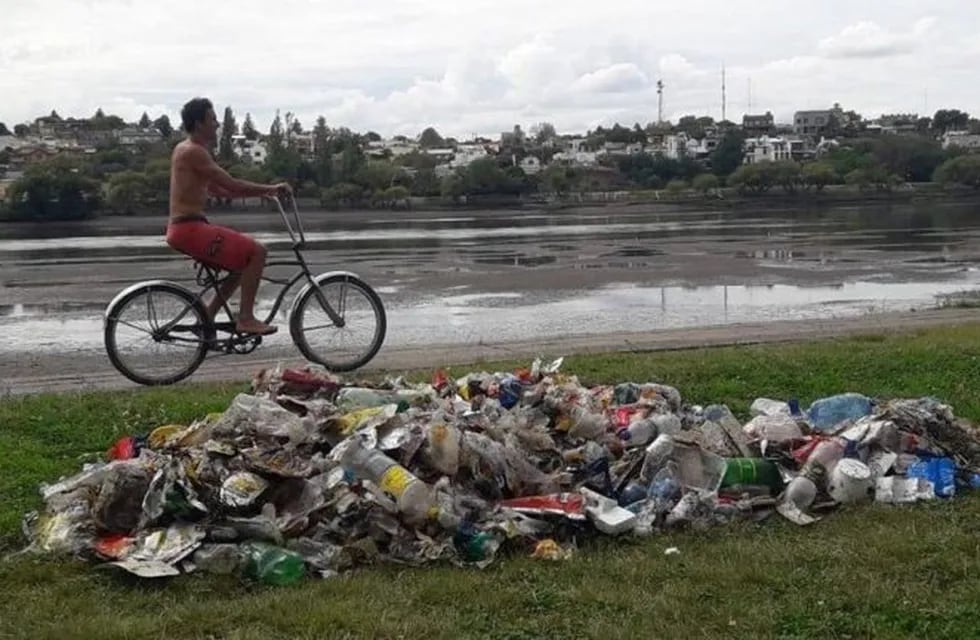 Vecino denunció contaminación en el río Negro.