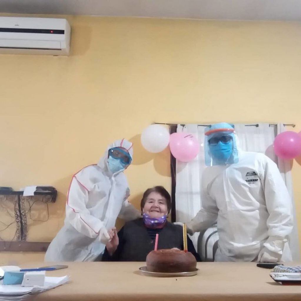 Festejó su cumpleaños con sus cuidadores (Facebook Alexis Cabral)