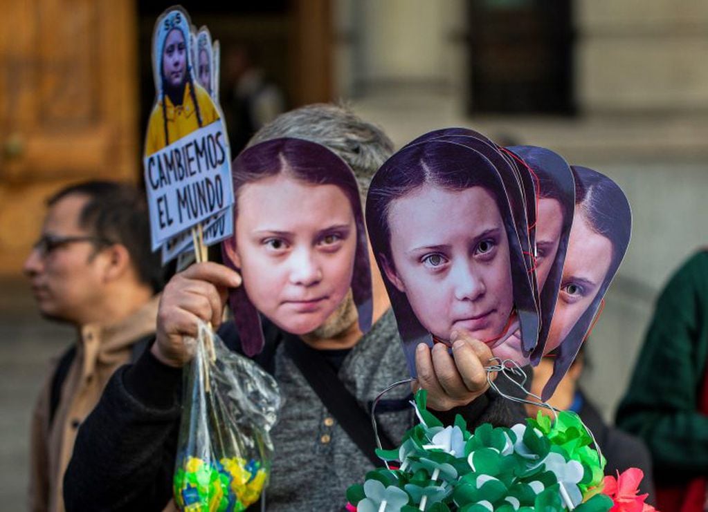 Un hombre vende máscaras de Greta Thunberg durante una manifestación de protesta climática en Santiago, Chile, el viernes 27 de septiembre de 2019. Crédito: AP Photo/Esteban Felix.
