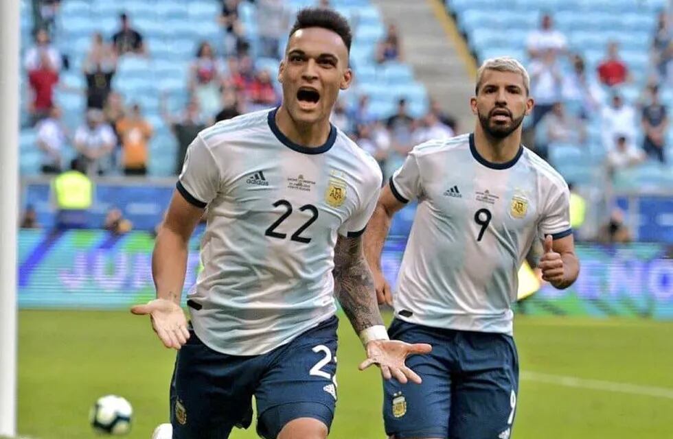 Lautaro y el Kun. Lo que asomó como una dupla sustentable ante Paraguay, se confirmó con goles para el triunfo y la clasificación.