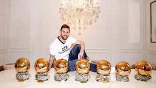 Lionel Messi con los siete Balones de Oro (France Football)