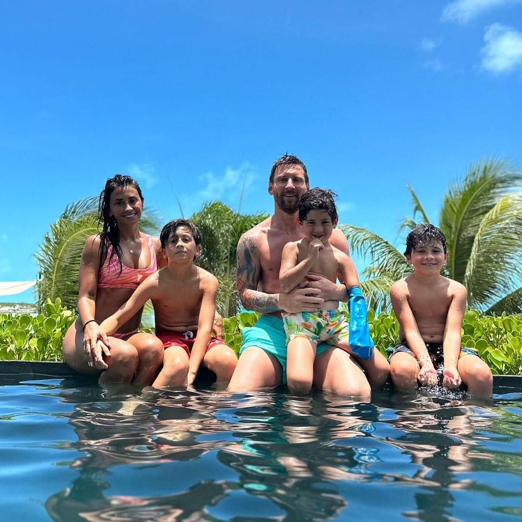 Antonela Roccuzzo y Lionel Messi se fueron de vacaciones a las Bahamas y compartieron una foto junto a sus tres hijos fotos con la playa y el mar de fondo.