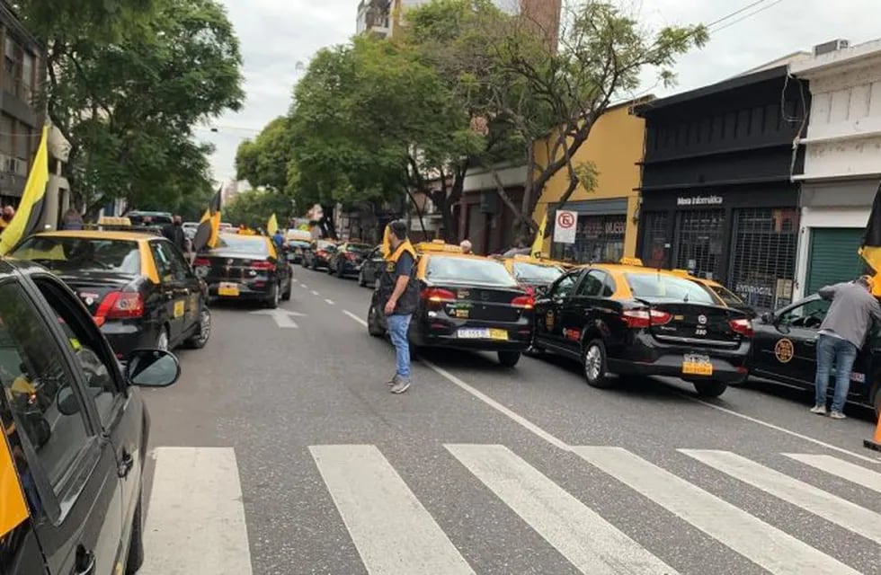 El Sindicato de Peones de Taxis de Rosario organizó una caravana hasta el Concejo Municipal para entregar un petitorio. (@gbelluati)