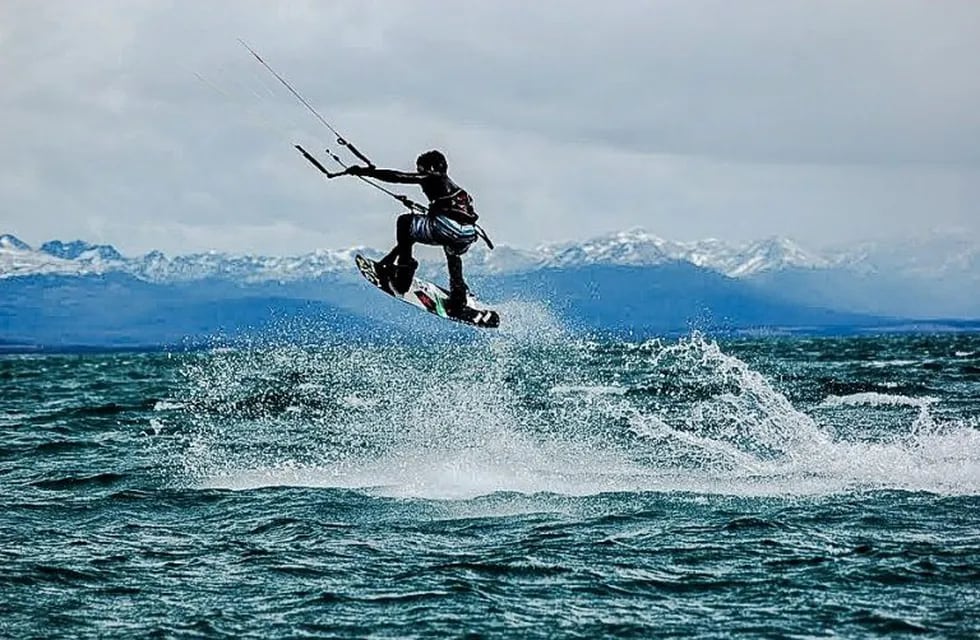 Kitesurf en lago Fagnano, Tolhuin. Foto / Facebook: TDF Kitesurf