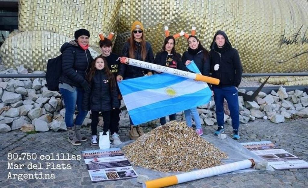 Marplatenses realizaron una "montaña de vergüenza" con colillas de cigarrillos