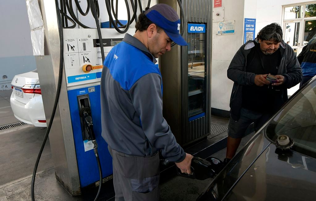 Aumento de los precios del combustible en YPF.