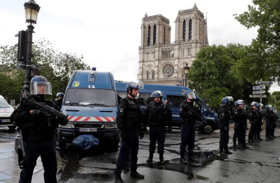 French police stand at the scene of a shooting incident near the Notre Dame Cathedral in Paris, France, June 6, 2017.  REUTERS/Philippe Wojazer