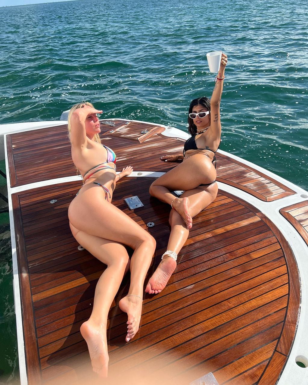 Mia Khalifa y su amiga Jenna Lee desde un yate en sus últimas vacaciones.