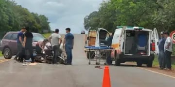 Imprudencia al volante en Montecarlo: tres en motocicleta chocaron contra una camioneta