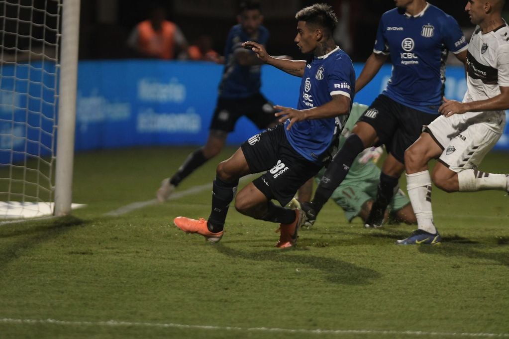 El lateral izquierdo Juan Carlos Portillo anotó un gol en el triunfo 4-2 de Talleres. (Federico López Claro / La Voz)