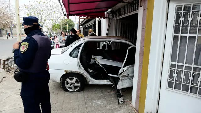 Accidente en barrio Zumarán  (José Gabriel Hernández / La Voz)