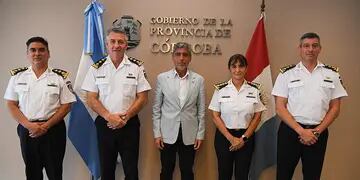 La nueva cúpula de la Policía, junto con el flamante ministro de Seguridad, Juan Pablo Quinteros. A la izquierda, los dos entrantes, a la derecha, los salientes. (Prensa Gobierno)