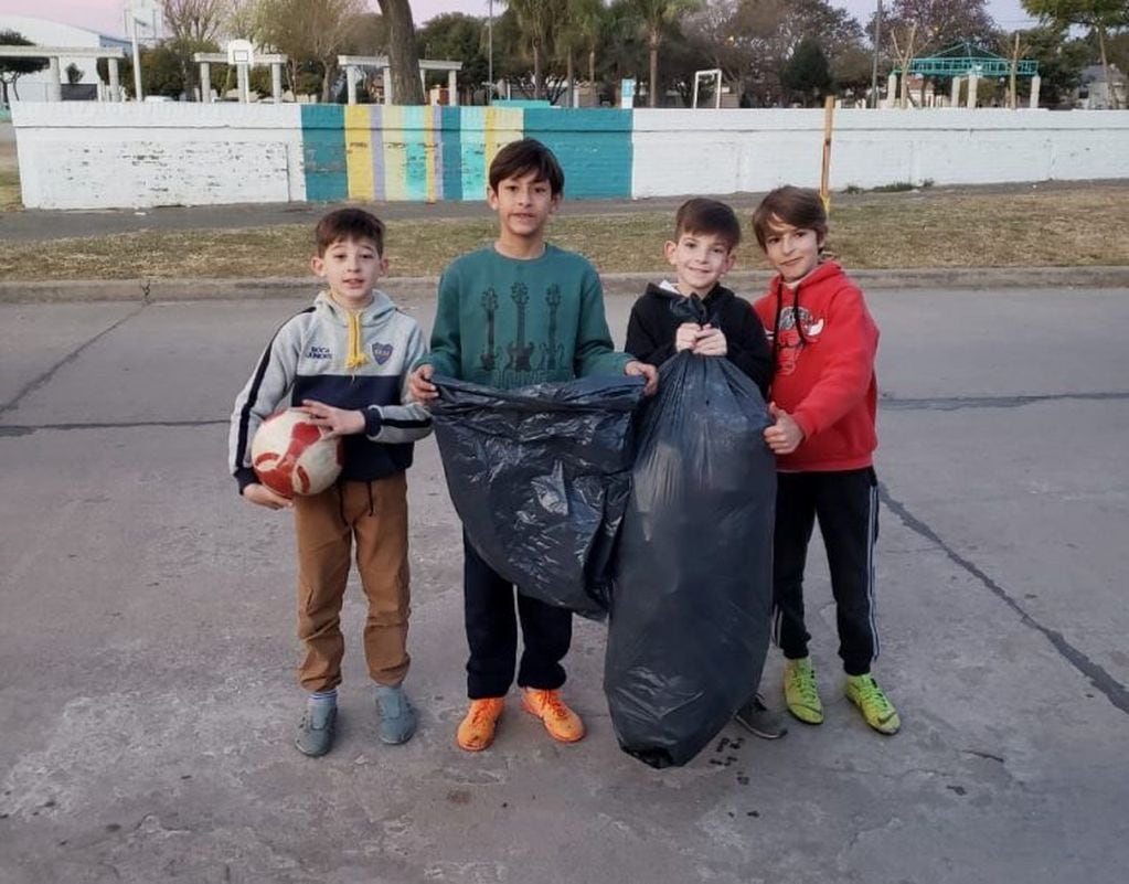 Un grupo de chicos limpió su plaza para poder jugar mañana en Arroyito