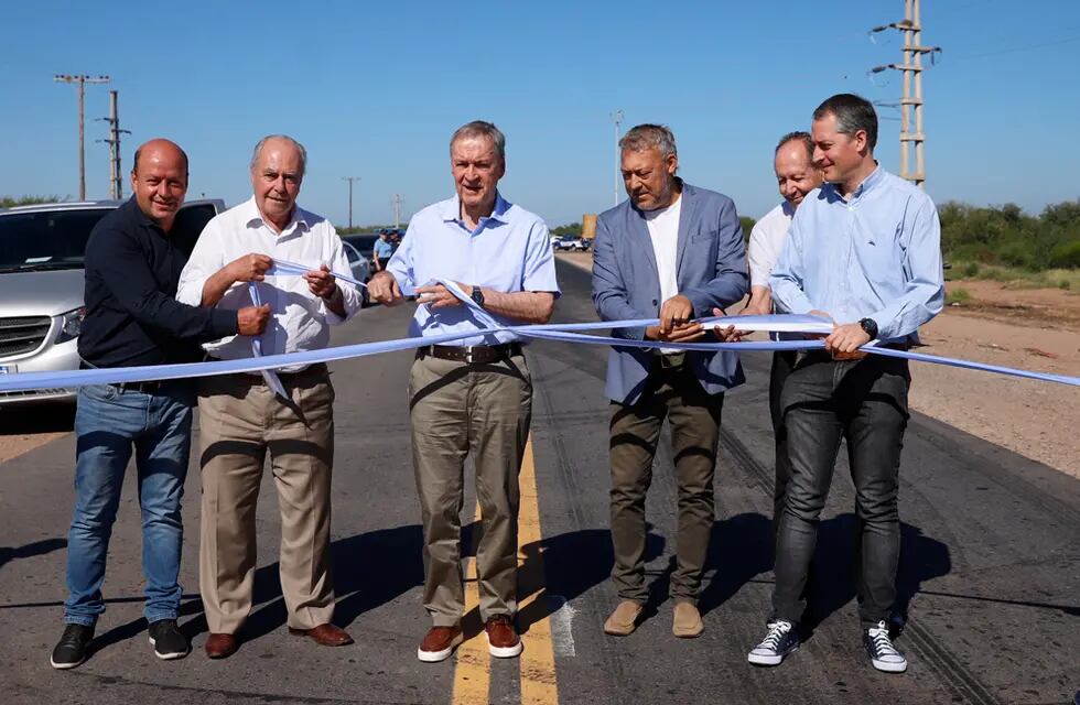 El gobernador inauguró el puente Juan Pablo II, que comunica la avenida Costanera F. Acosta con la calle Juan XXIII.