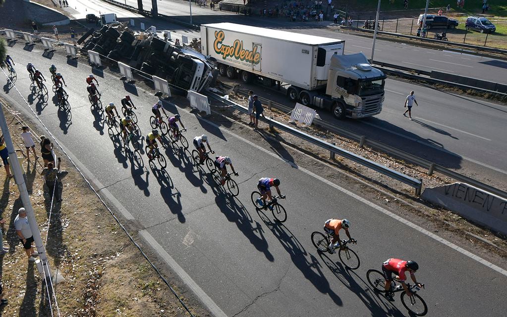 El colombiano Nicolás Paredes se consagró en la 47° edición de la Vuelta Ciclista de Mendoza
Foto: Orlando Pelichotti