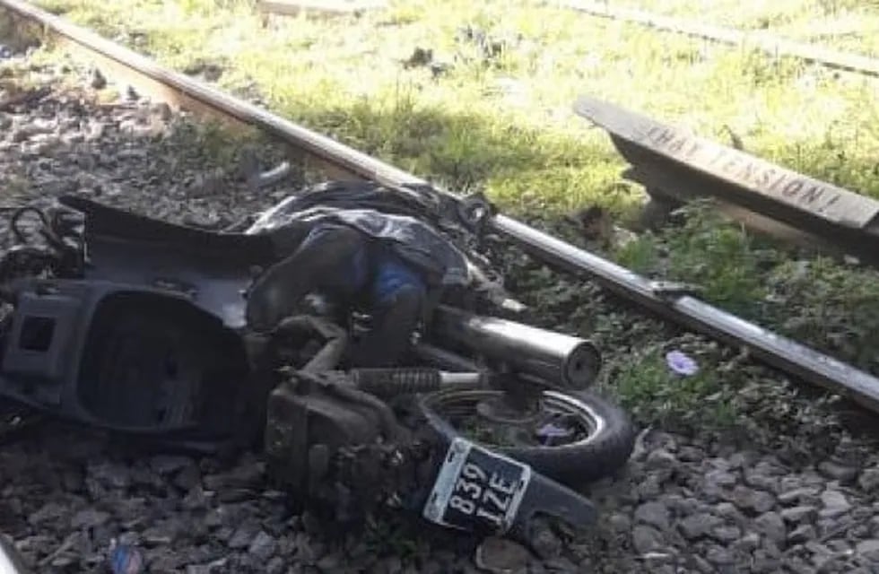 Se produjo este sábado un accidente en San Martín en donde falleció la conductora de una moto y su acompañante resultó con lesiones graves. Chocaron contra un tren.