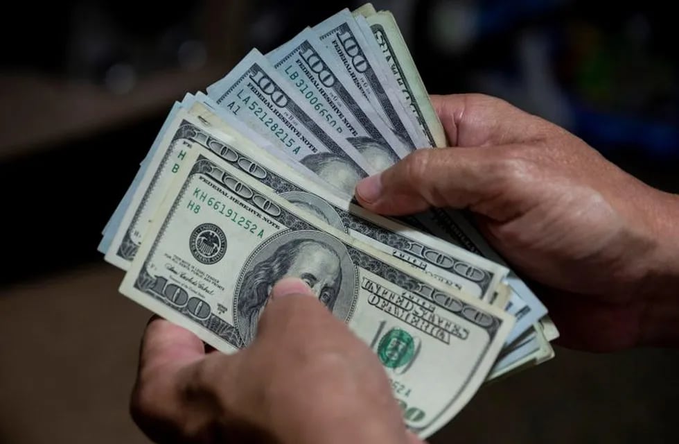 El dólar blue subió cuatro pesos y alcanzó un nuevo récord de $171. (EFE)