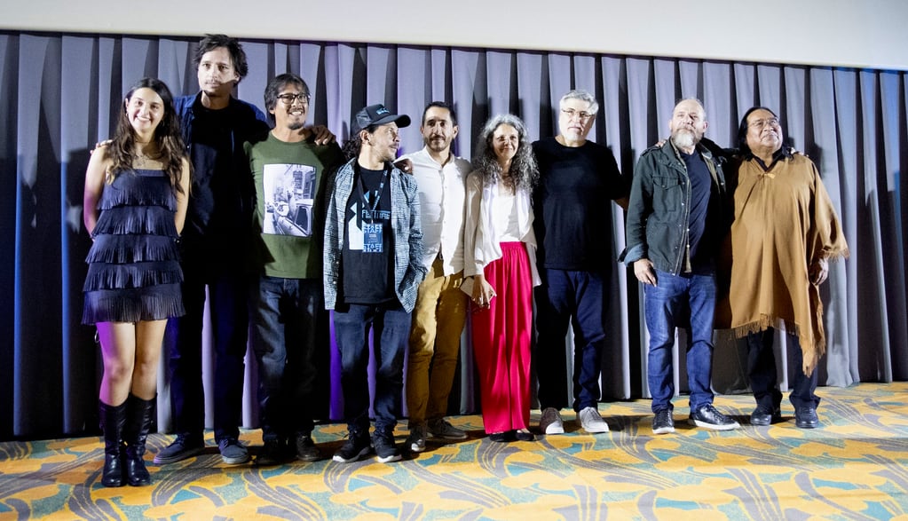 El equipo realizador de "Lipán", junto al artista purmamarqueño, en la jornada inaugural del noveno Festival de Cine de las Alturas, en San Salvador Jujuy.