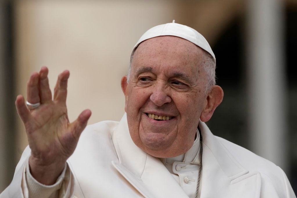 Operan de urgencia al papa Francisco por un bloqueo intestinal (Foto archivo)