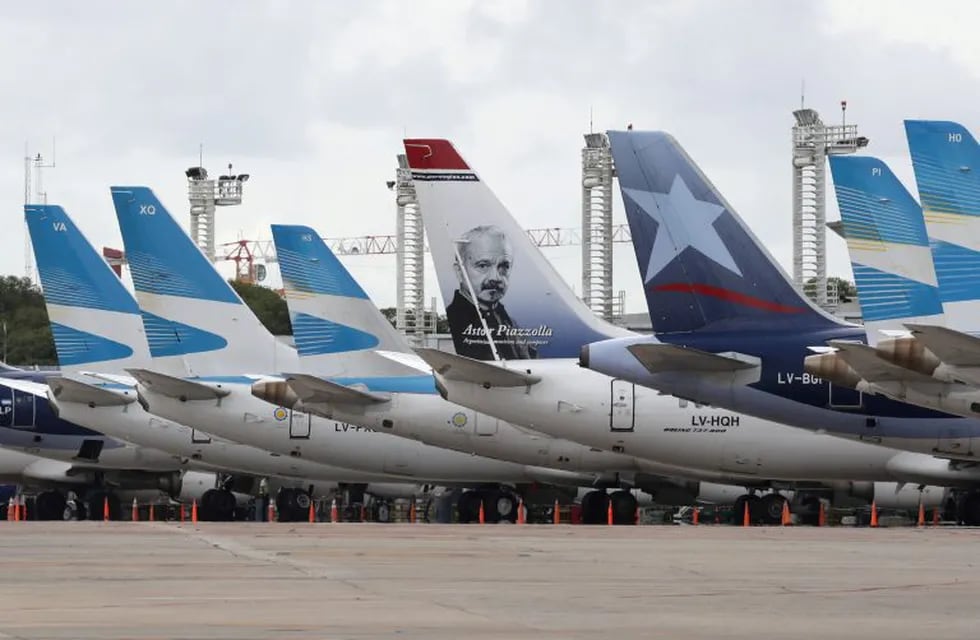 A portrait of Argentine composer Astor Piazzola is seen on an aircraft parked at Jorge Newbery (Aeroparque) airport in Buenos Aires, on November 29, 2018, before the arrival of Heads of State and Presidents on the eve of the G20 Summit. - Global leaders gather in the Argentine capital for a two-day G20 summit beginning on Friday likely to be dominated by simmering international tensions over trade. (Photo by ALEJANDRO PAGNI / AFP) buenos aires  reunion cumbre del G20 en buenos aires cumbre del grupo de los veinte aviones