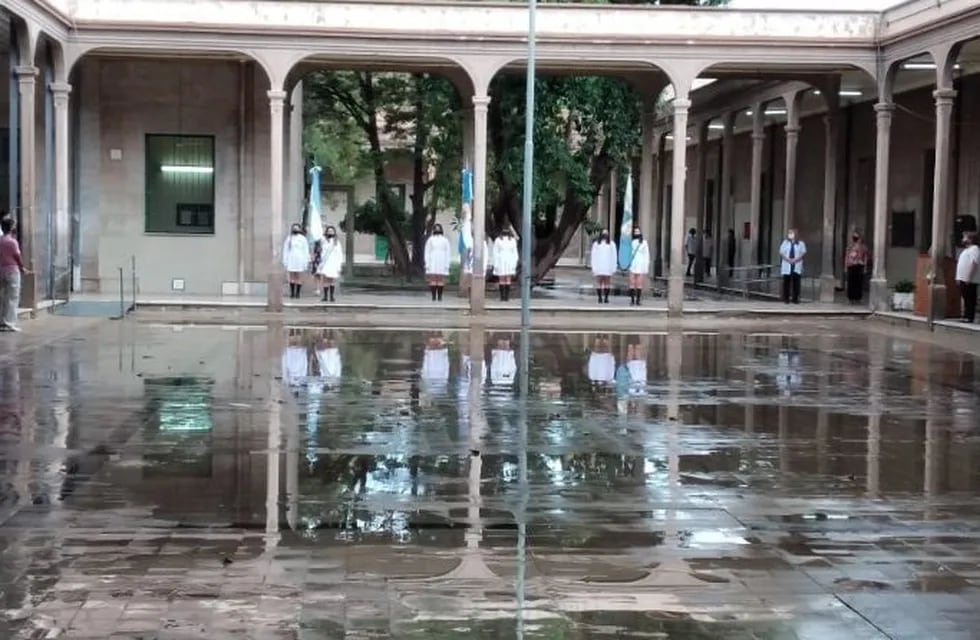 A pesar de que la lluvia impidió el comienzo de clases en algunas zonas, varias escuelas sanjuaninas dieron inicio a su ciclo lectivo de manera presencial.
