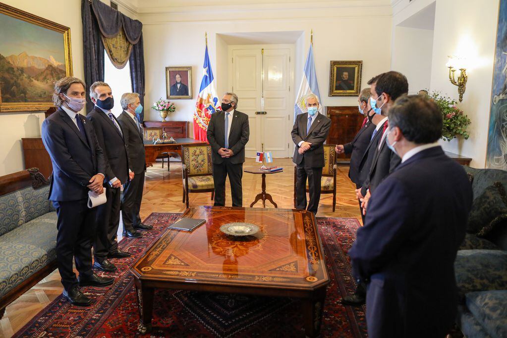 El presidente Alberto Fernández aterrizó hoy en Chile para iniciar una visita de Estado de dos días, donde se reunirá con su par trasandino, Sebastián Piñera.