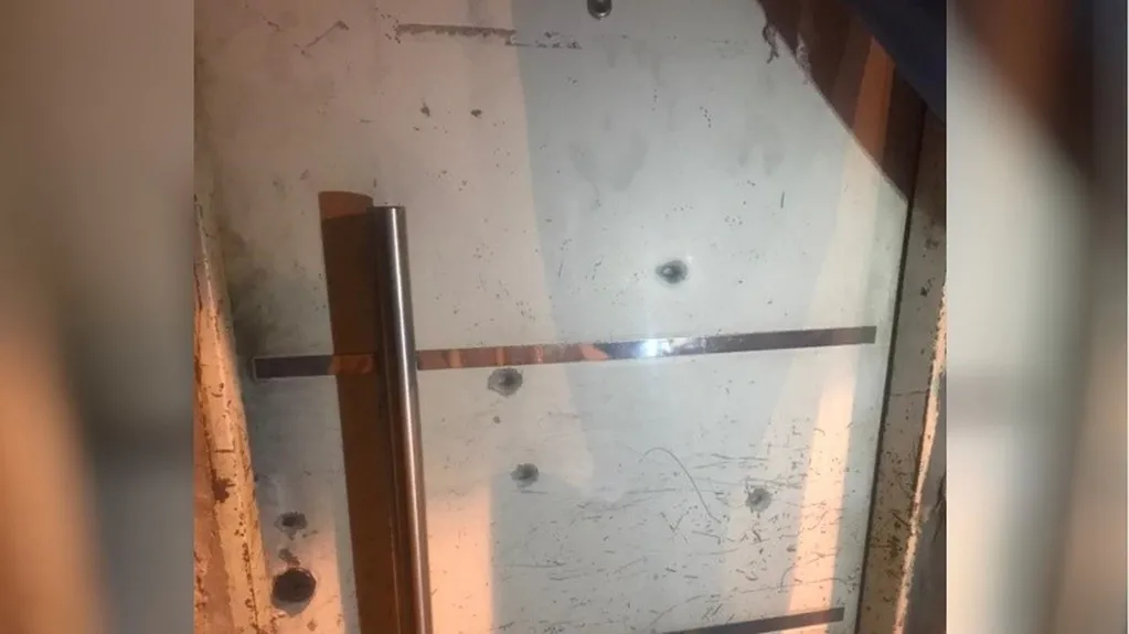 Cómo quedó la puerta de la casa tras los impactos de bala.