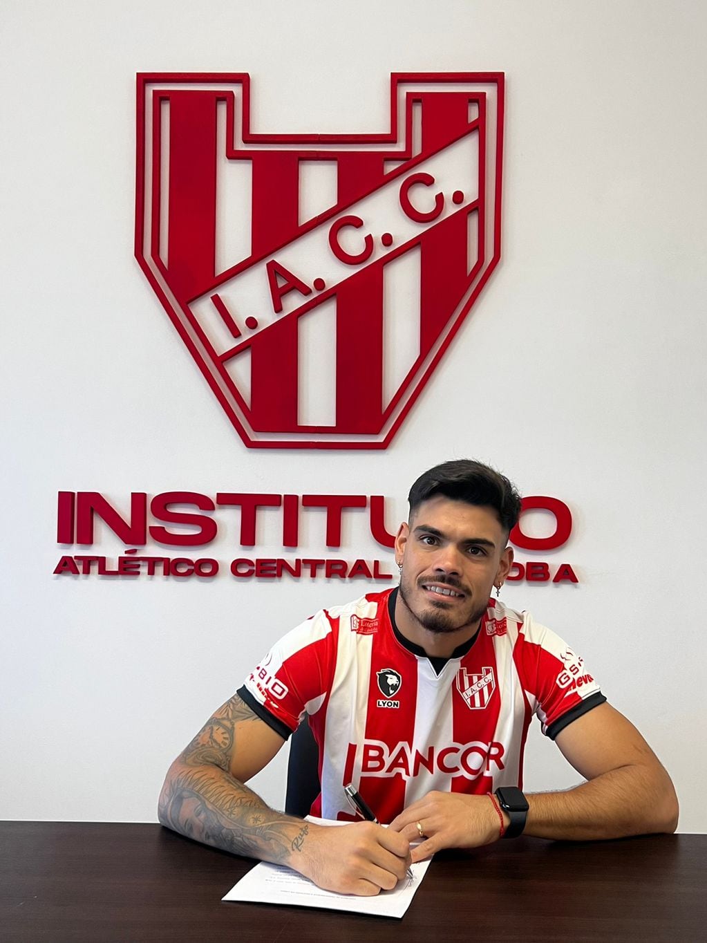 Axel Rodríguez firmó su contrato con Instituto y ya trabaja a las órdenes del DT Lucas Bovaglio