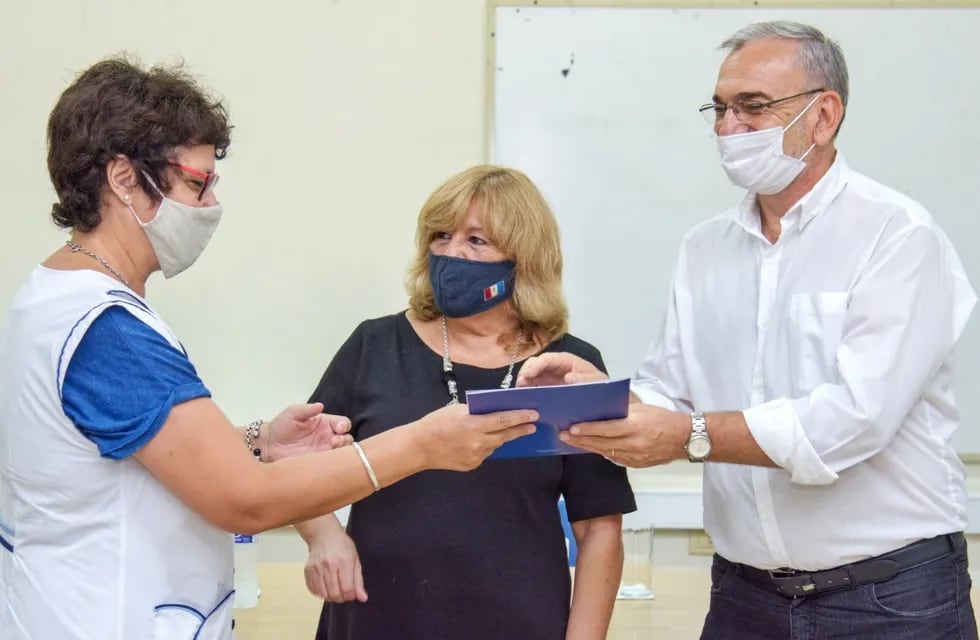 Rosario Cristiani y Alcides Calvo entregaron fondos FANI a las escuelas del departamento Castellanos