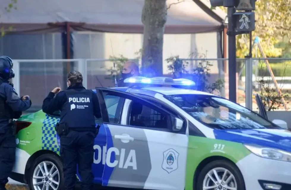 La policía de La Plata pudo detener a dos de los tres delincuentes.
