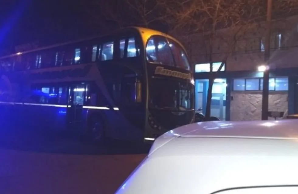 El colectivo con toda la hinchada de Atlético Tucumán terminó en la comisaría de Arroyo Seco. (Rosario3)