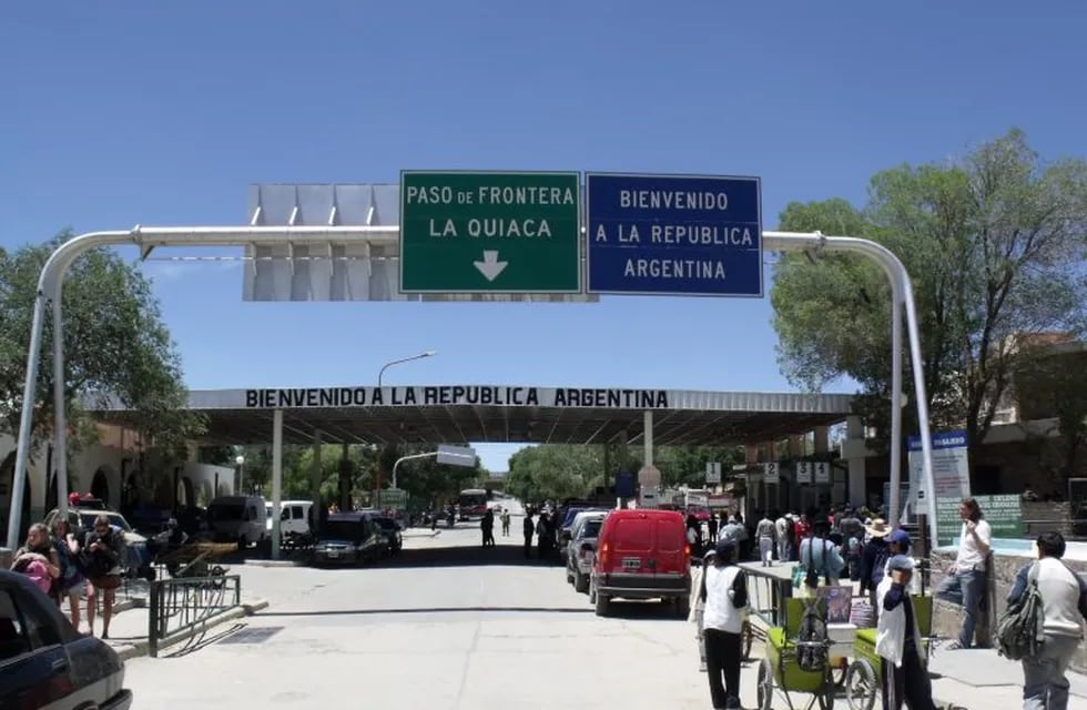 Paso fronterizo de Bolivia a Argentina, en La Quiaca, Jujuy