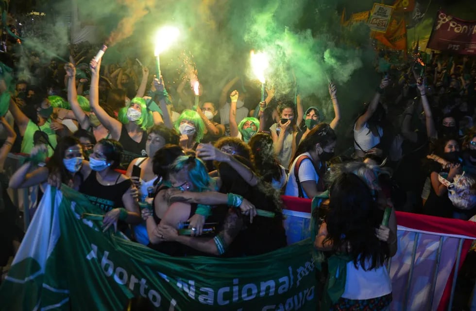 La "marea verde" festejó y se emocionó en las calles de Córdoba por la legalización del aborto el 30 de diciembre de 2020.