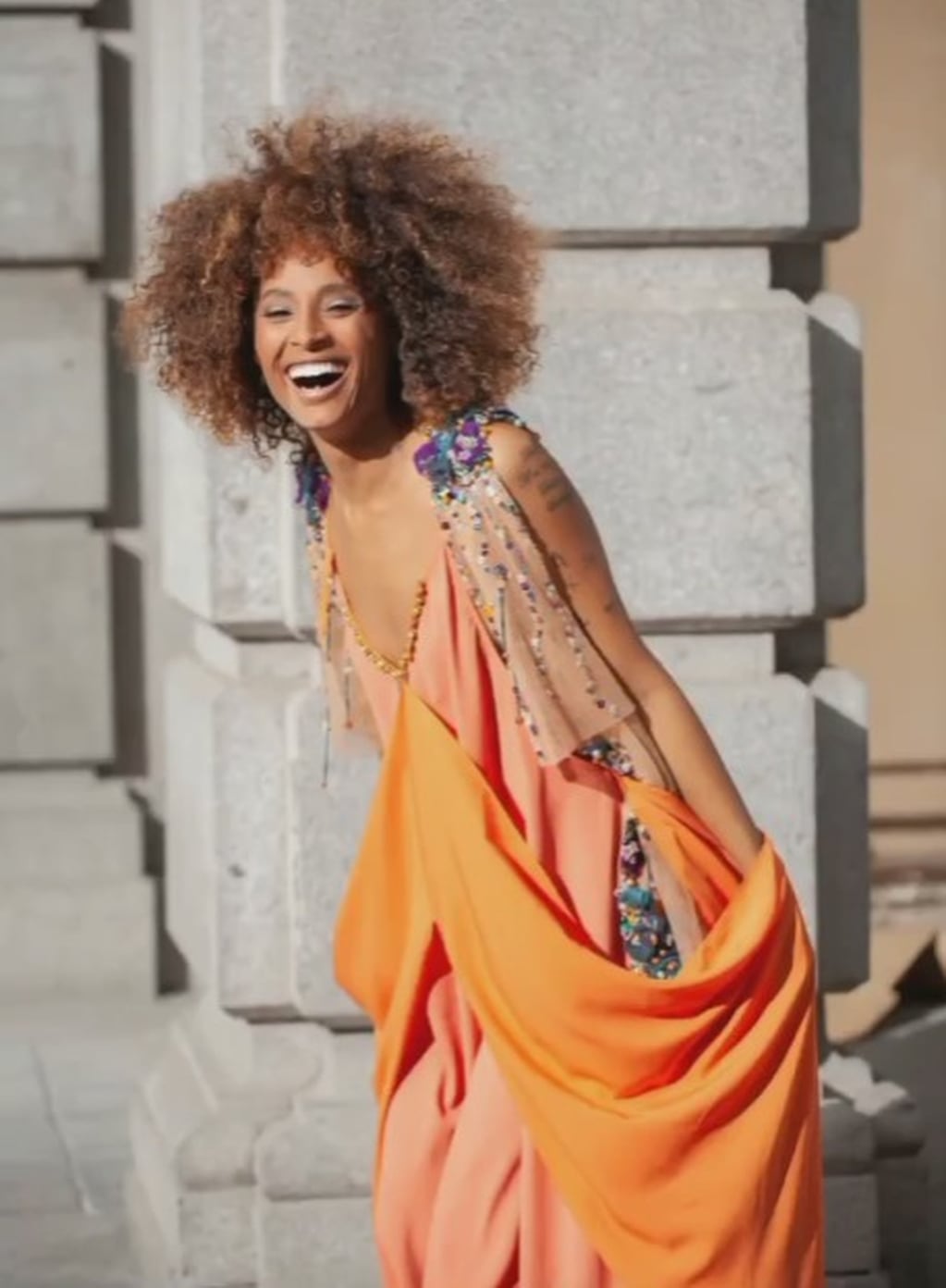 Una modelo española luciendo en Madrid uno de los vestidos de la colección “Reviviendo”, de Julieta Cardozo.