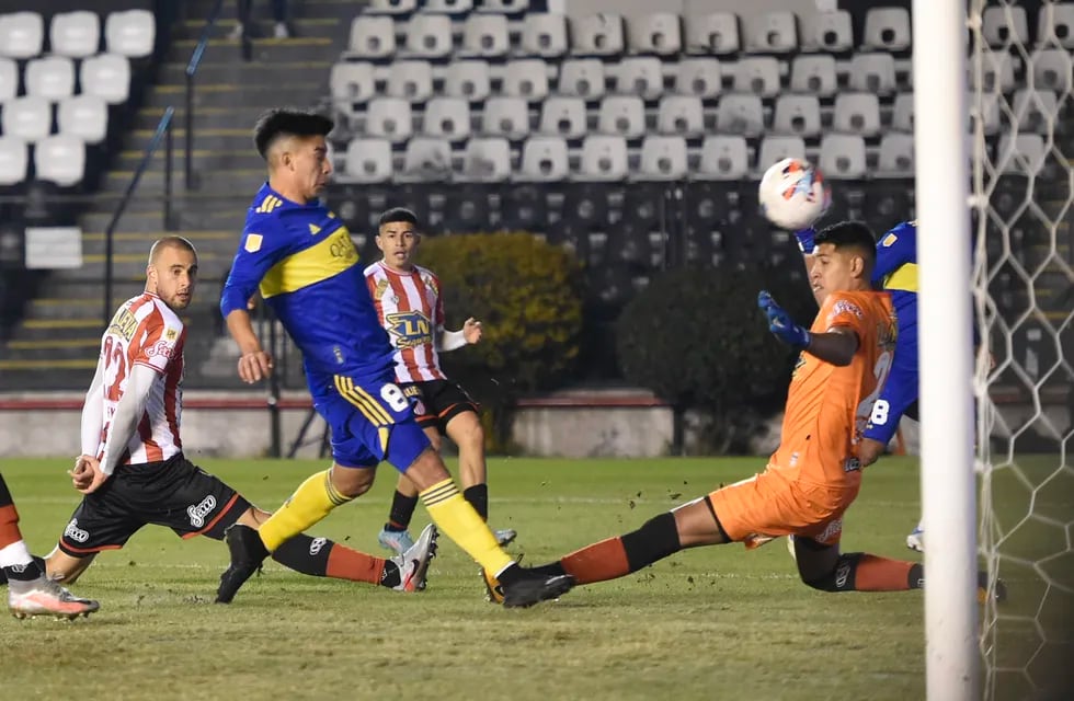 Pol Fernández define para anotar el segundo gol de Boca ante Barracas Central.