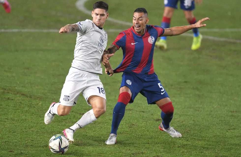 Rodrigo Villagra, jugador de Talleres, disputa el balón con Yeison Gordillo, de San Lorenzo. (Télam)