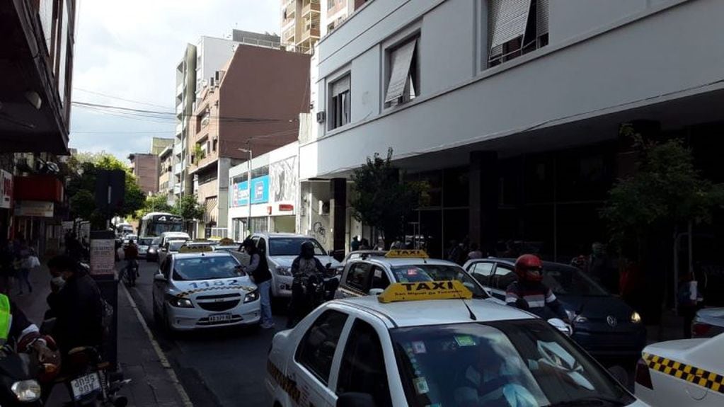 Particulares y taxis que generaban algunos embotellamientos en las esquinas de 25 de Mayo y Córdoba de la Capital. (Vía Tucumán)