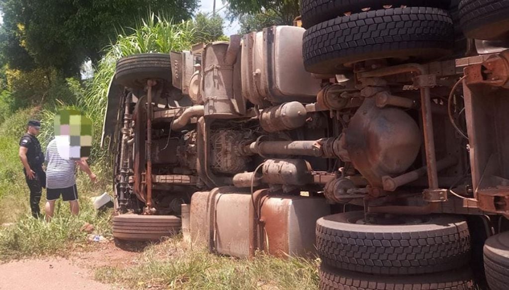 Guaraní: camión volcó y su chofer terminó herido de gravedad.