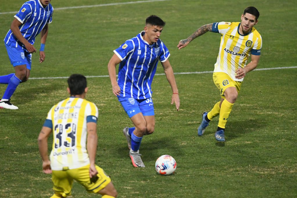 Bullaude perfora la defensa de Rosario Central. / José Gutiérrez.