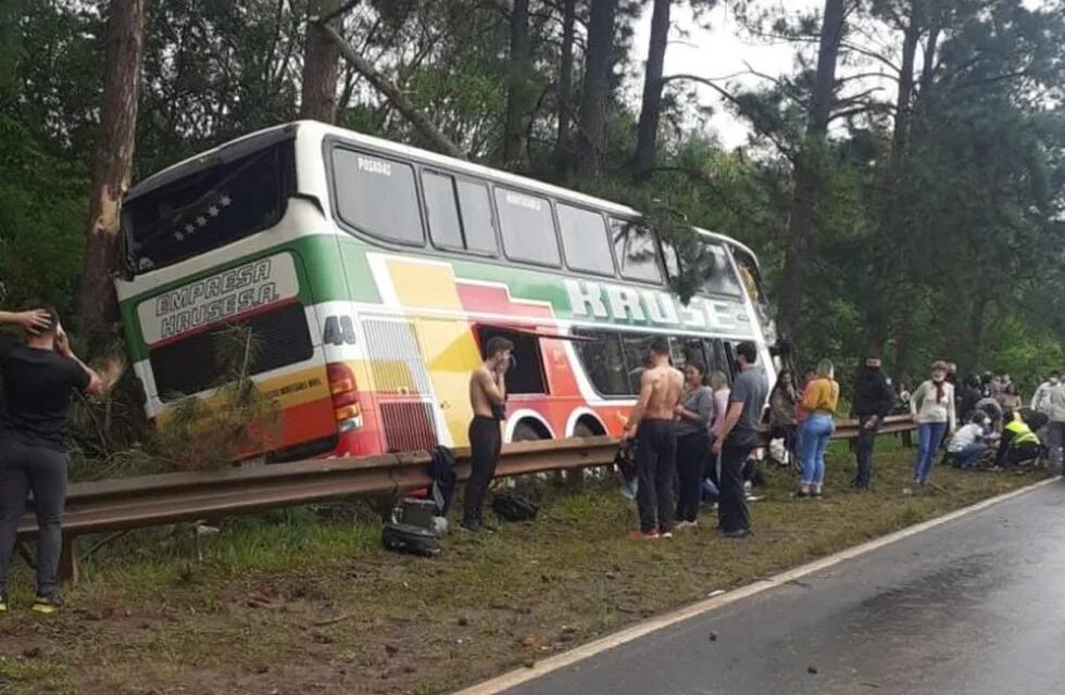 Cuatro pasajeros del accidente de ómnibus en Gobernador Roca se hallan con pronóstico reservado.