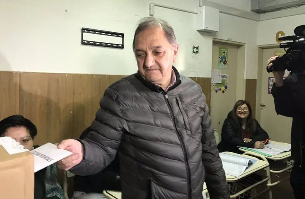 Carlos Linares votó en la escuela 105 del barrio Roca de Comodoro.