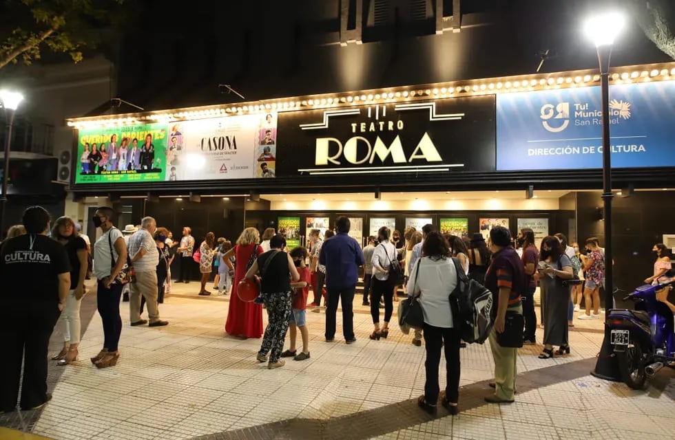 El cine tratro Roma declarado Espacio INCAA. Llegan Emilia Attias y el "Turco" Naím para el estreno del film Una sola noche.