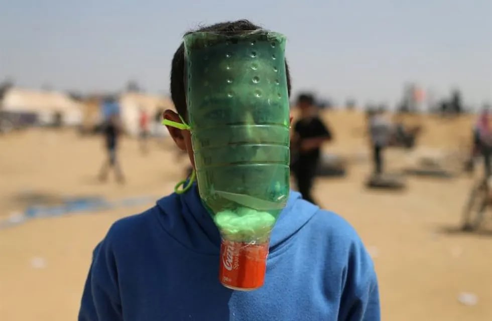 Una cebolla y una botella de plástico. (Foto: Ibraheem Abu Mustafa/Reuters)