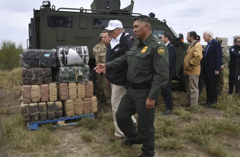 El presidente Donald Trump camina cerca de la frontera entre Estados Unidos y México con patrullas fronterizas.